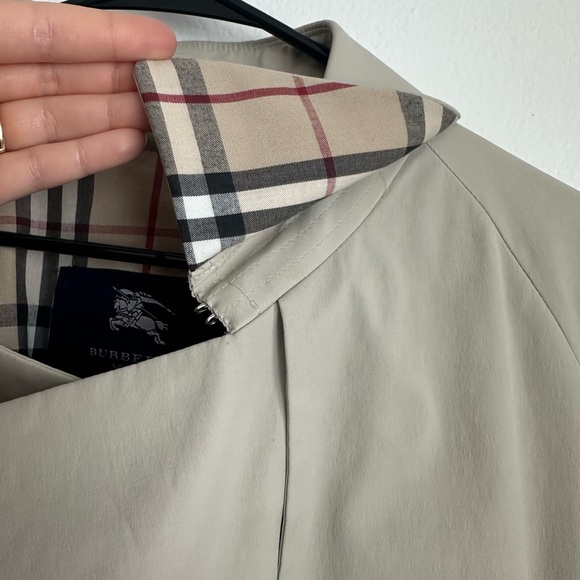 Burberry Women’s Classic Tan Trench Coat - Picture 9 of 16